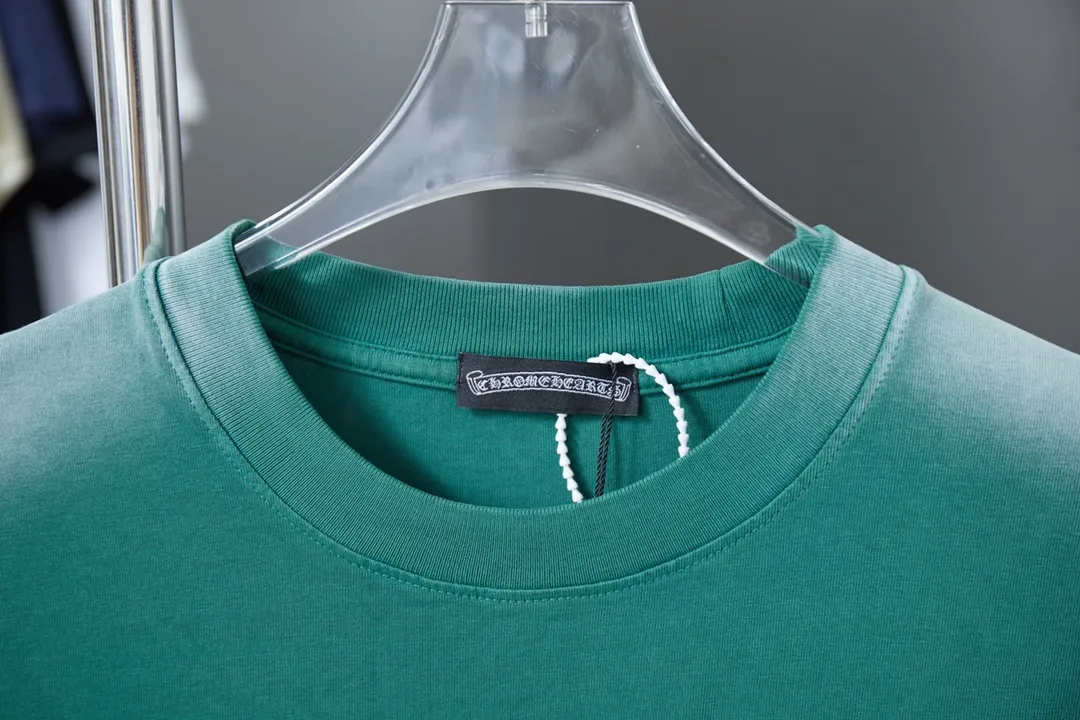 🅿️210 Ch*ome Hearte 25SS early spring new style, short-sleeved with Kro heart logo and rhinestones, light luxury, essential item for daily commuting for men and women, correct version, welcome to compare, detailed features · 320g 100% pure cotton double yarn jersey fabric · Custom dyed in the same vat, special thickened 32 pieces double-strand 1X1 thread · Digital direct printing ➕Australian imported pearlescent diamonds ➕Thick three-dimensional letter logo · Ready-made garments are dyed, then faded and fried with snowflakes, then washed to make them look old. · Common washing improves the effect. · Double-needle stitching and seam-crossing process. · Original main mark, washed tag, branded moisture-proof paper packaging. Color: black/blue/green. Size: S/M/L/XL.